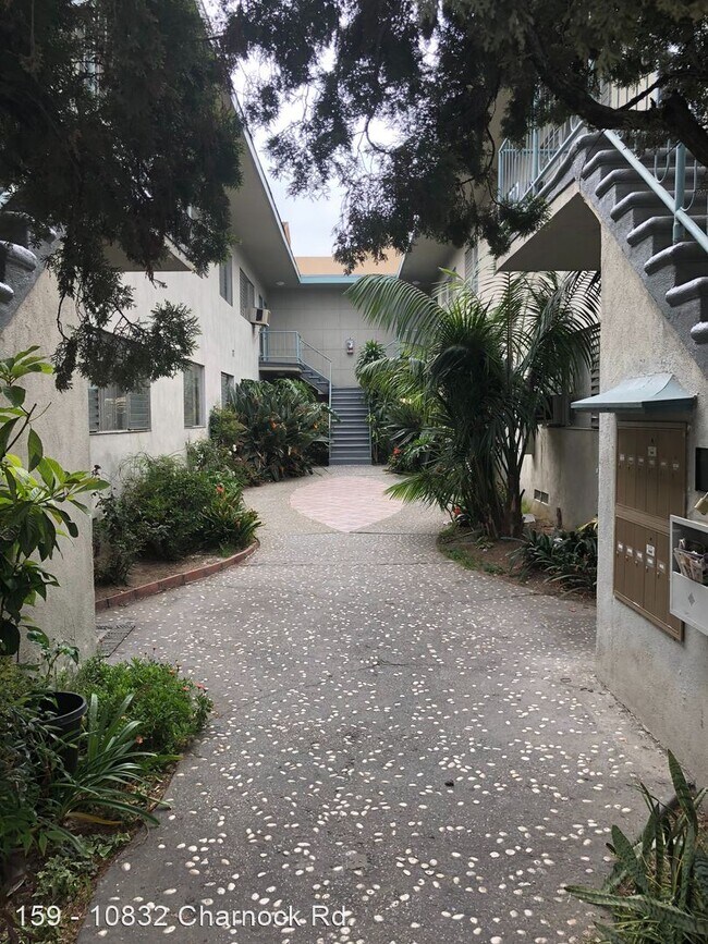 Foto del edificio - 10832 Charnock Rd