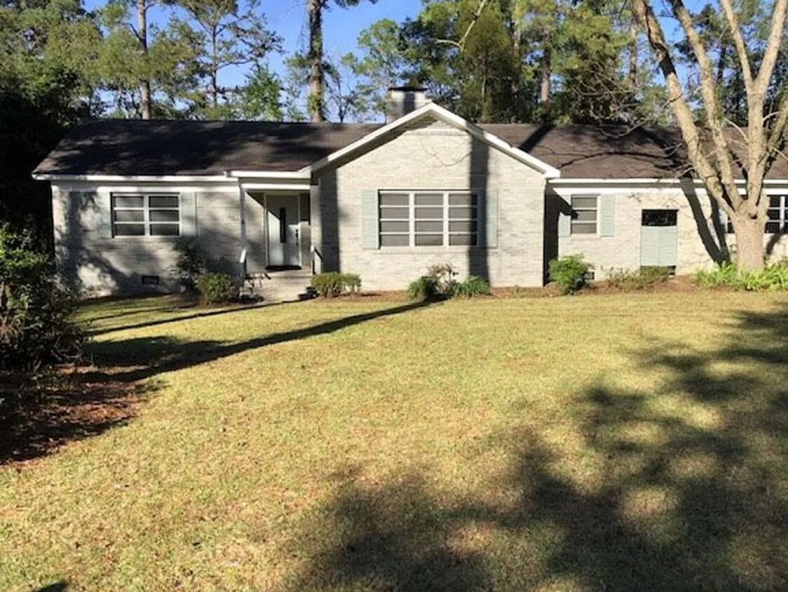 Foto principal - Spacious 3-Bedroom Brick Home with Firepla...