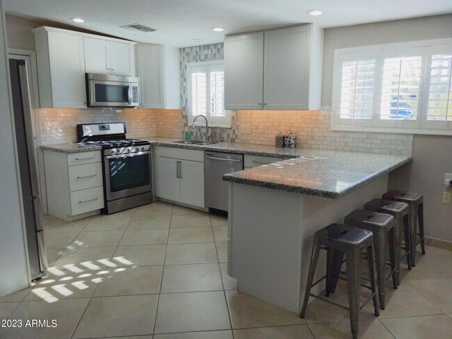 Building Photo - 3644 E Poinsettia Dr