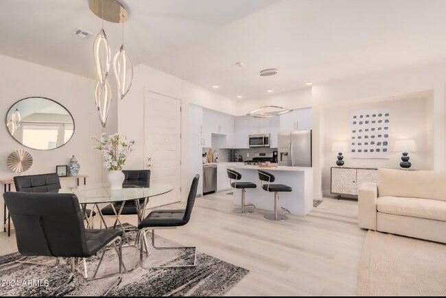 Foto del edificio - 7300 E Earll Dr