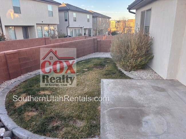 Building Photo - 4 bed | 2 1/2 bath | 2 car garage in Deser...