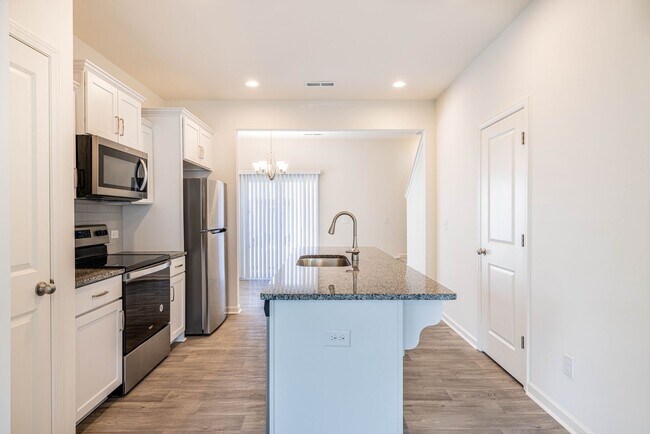 Foto del edificio - BEAUTIFUL 2 Bedroom Townhome in MIDLAND AVAILABLE MARCH 2026