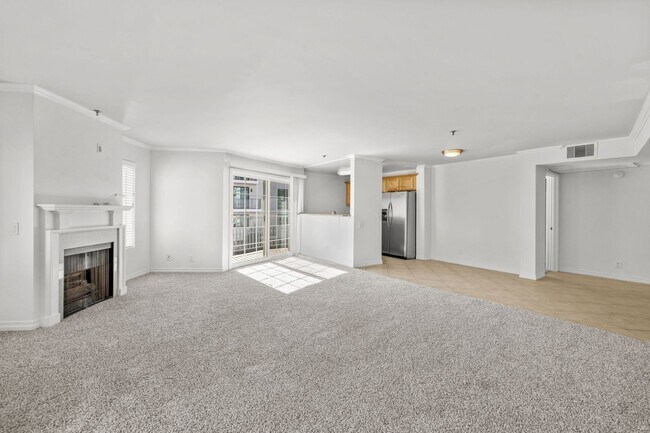 Building Photo - Corner Unit 2bd 2ba w/ 2 Balconies