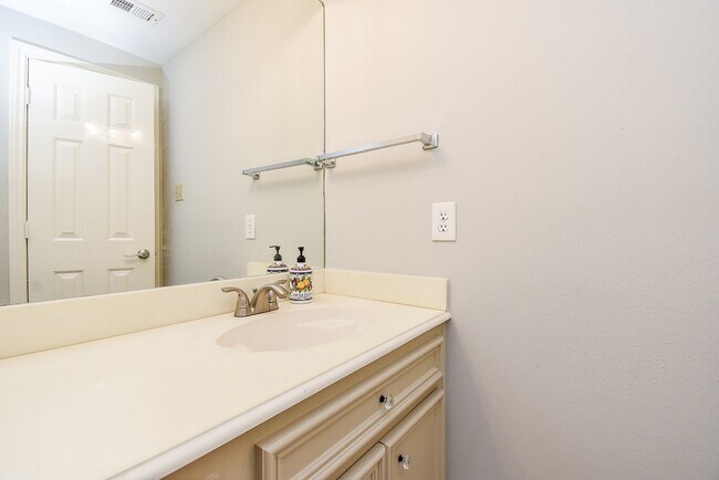 Foto del edificio - 1002 Meadowlark Ln