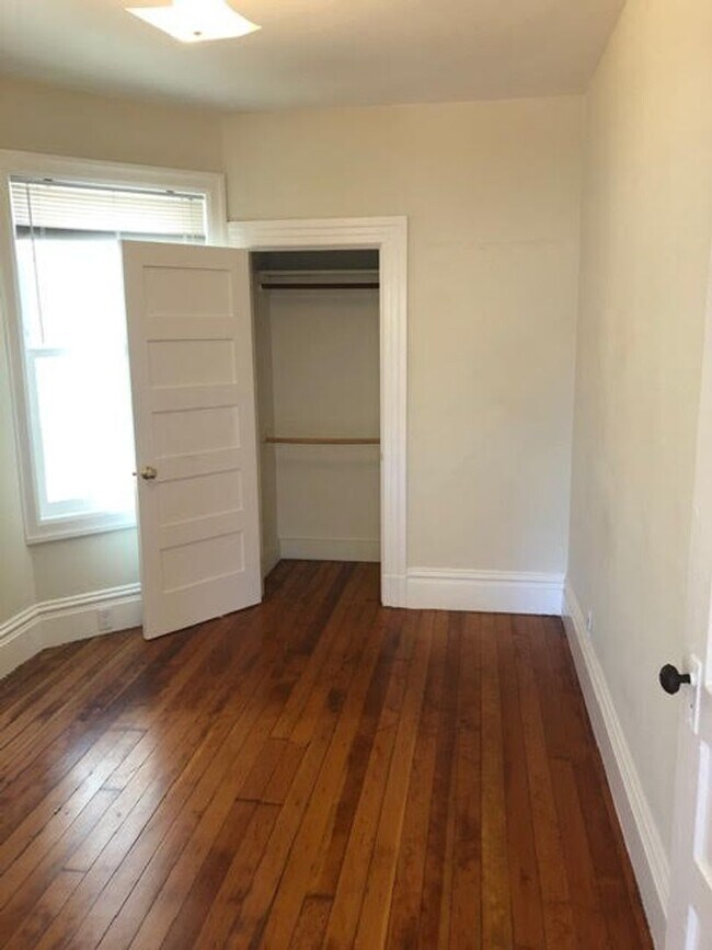 Building Photo - 2 Bedroom, 1 Bath in the Mission. Washer/D...
