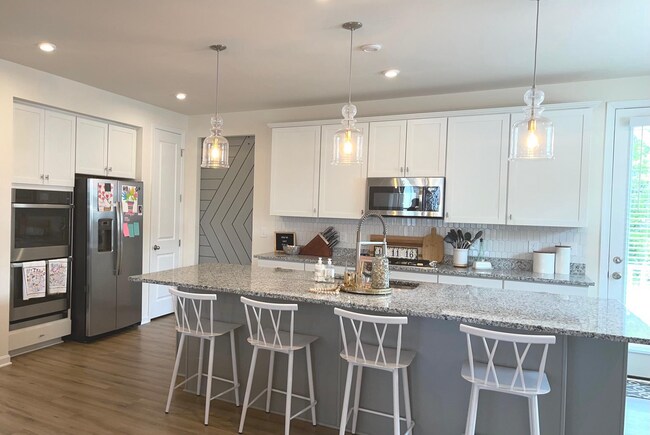 Foto del edificio - Stunning END unit 4-bedroom, 3.5-bathroom ...