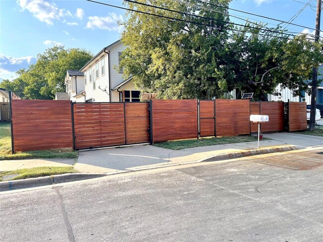 Foto del edificio - 7204 Carver Ave