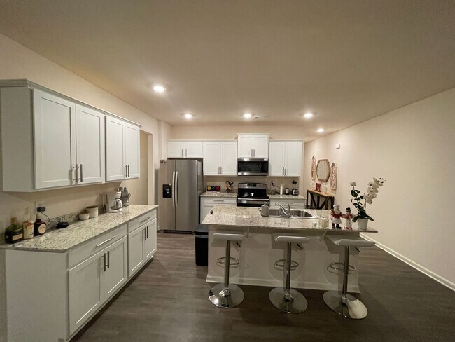 Building Photo - Immaculate 3br 2ba 2497 sq feet close to e...
