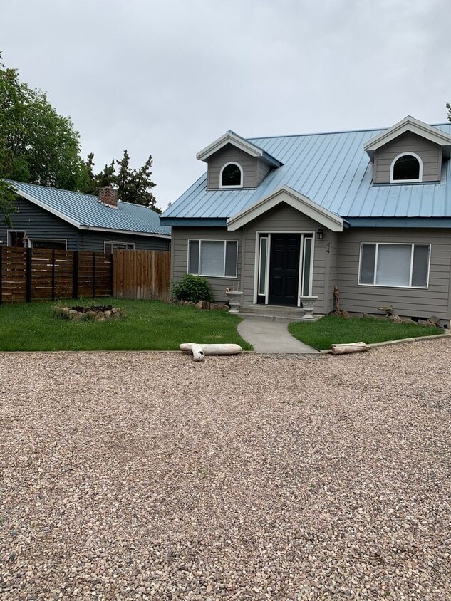 Primary Photo - Updated Home in Oldmill