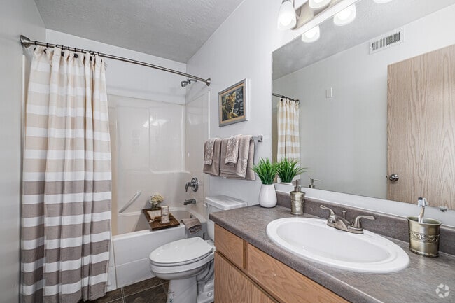 3BR, 2BA - 1,230SF - Bathroom - Legacy Springs