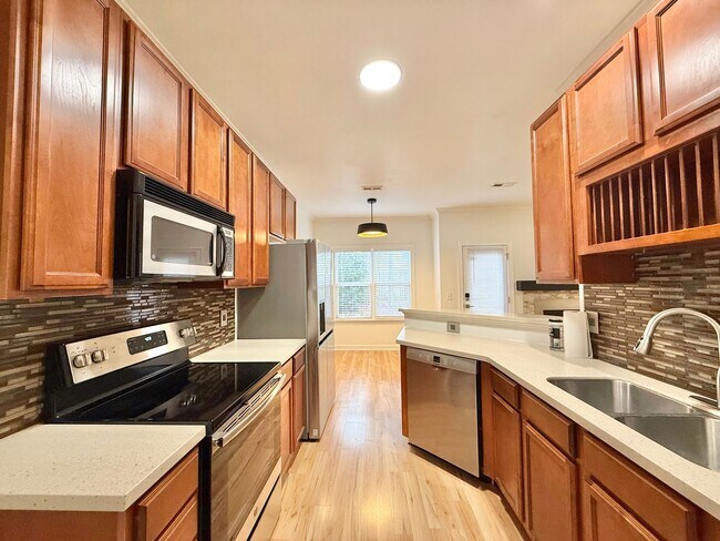 Foto del edificio - Modern 3BD, 2.5BA End Unit Raleigh Townhome with HOA Amenities Near I-540 & Triangle Town Center