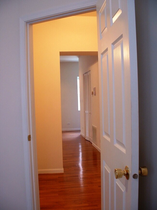 Foto del edificio - 2107 E 67th St