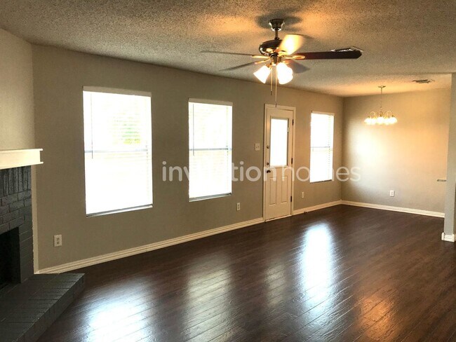 Foto del edificio - 1421 Lochspring Dr