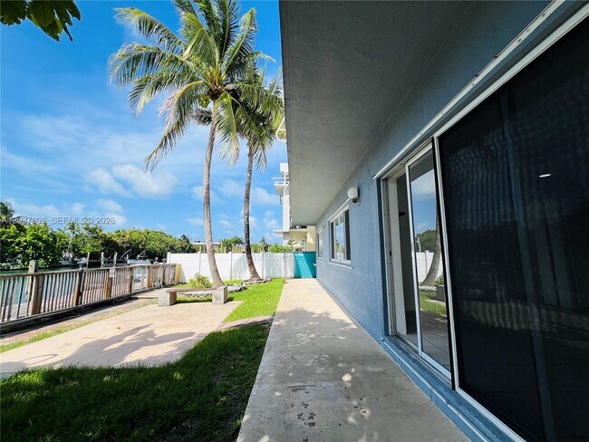 Building Photo - 2033 Calais Dr