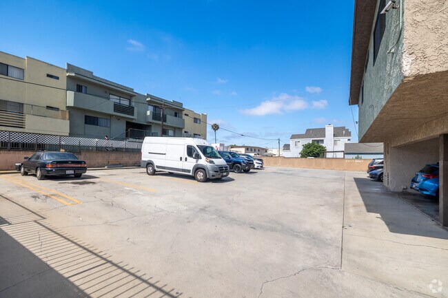 Estacionamiento - 1628 W 218th St