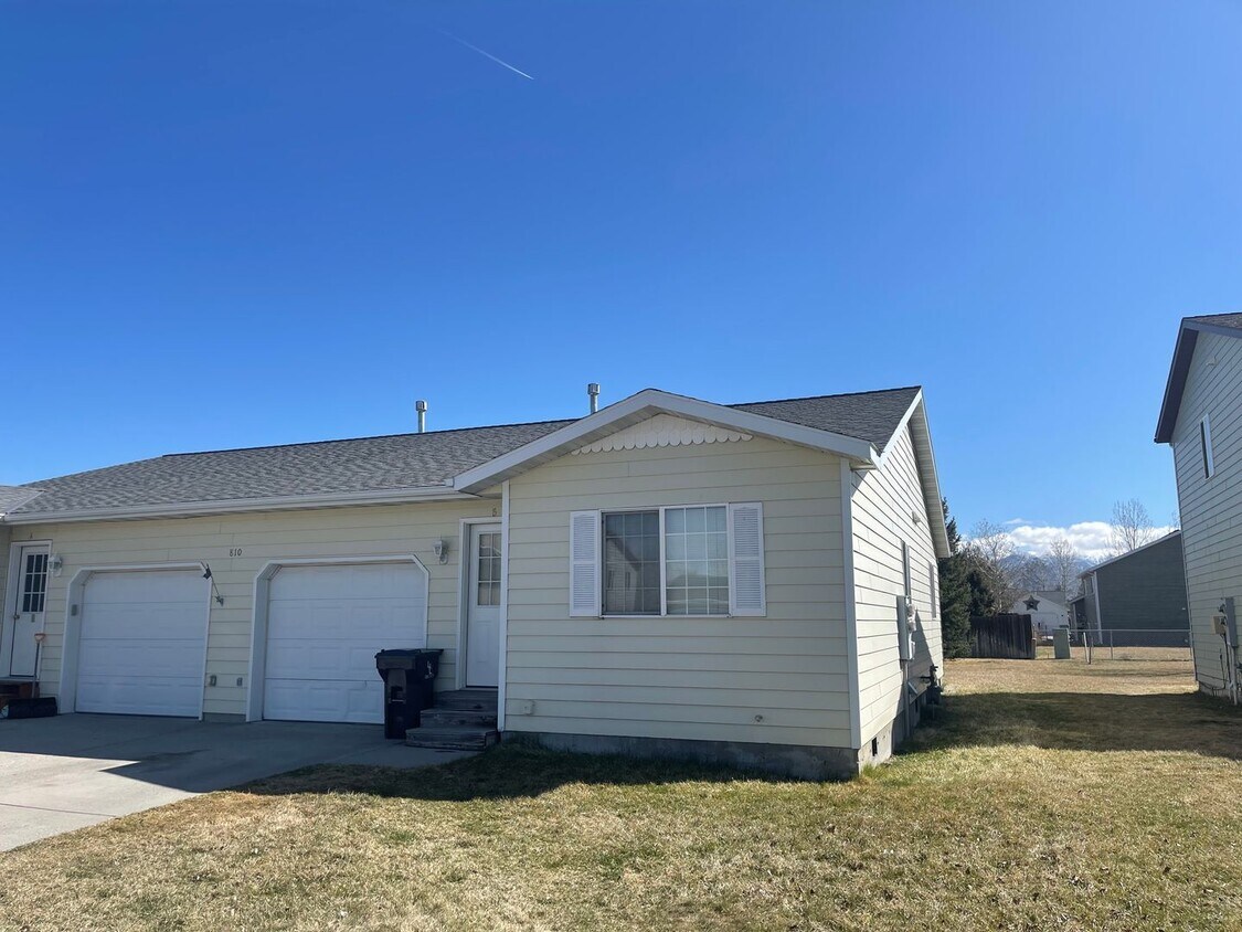 Building Photo - 2 Bedrooms, 2 Bath, 1 garage