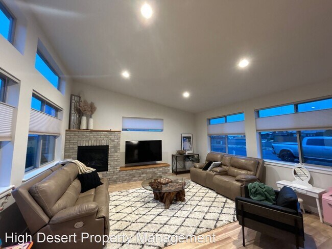 Building Photo - 3 br, 2.5 bath House - 935 NE Discovery Loop
