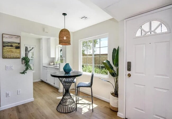 Building Photo - Sun Ridge 1 bedroom ground level beauty! T...