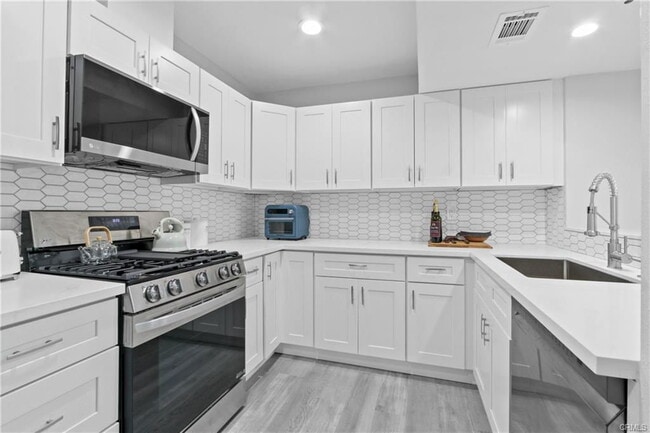 Building Photo - 220 Nice Ln