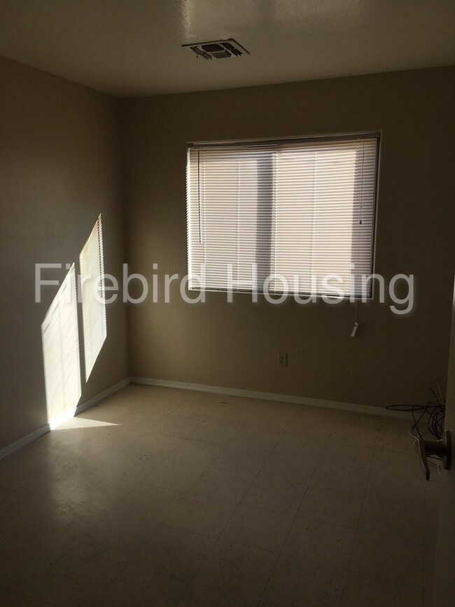 Building Photo - 1338 W Sherman St