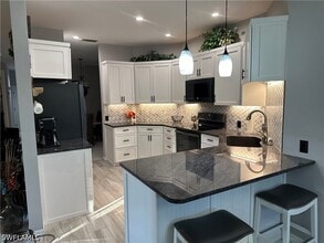 Building Photo - 8564 Fairway Bend Dr