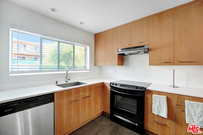Building Photo - 645 Westmount Dr