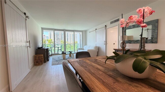 Foto del edificio - 100 Bayview Dr