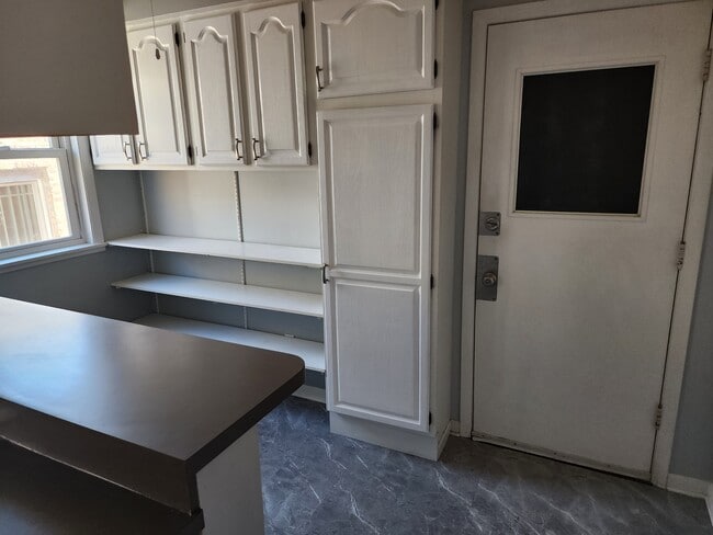 Kitchen - 5920 N Virginia Ave