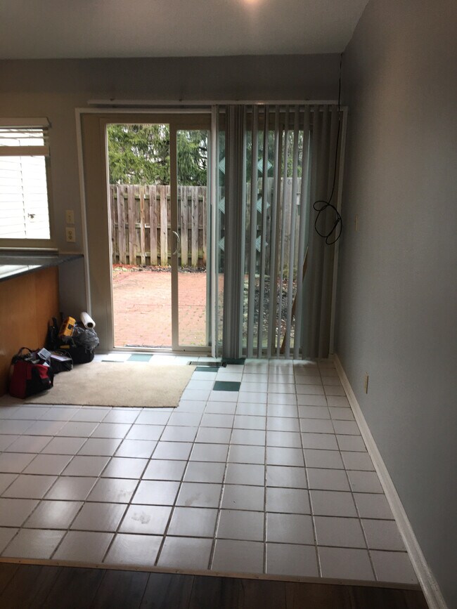 Comer en la cocina - 1008 Manor Ln