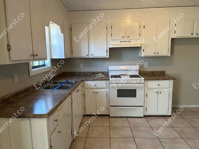 Building Photo - 429 Elder St