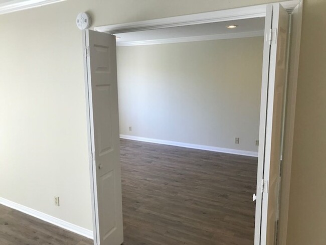 Interior Photo - 360 Hollywood Way