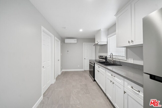 Building Photo - 1545 W 23rd St