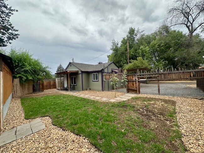 Building Photo - Great one bedroom unit in mid-town!  A mus...
