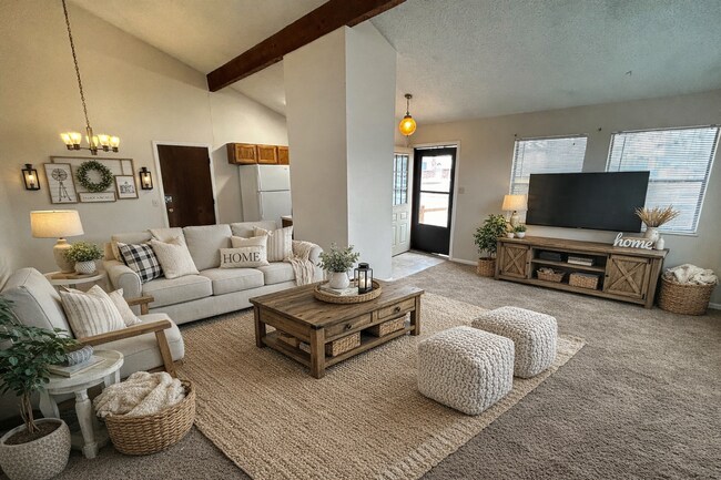 Foto del edificio - Beautiful 3-Bedroom Home with 2-Car Garage & HUGE Backyard!