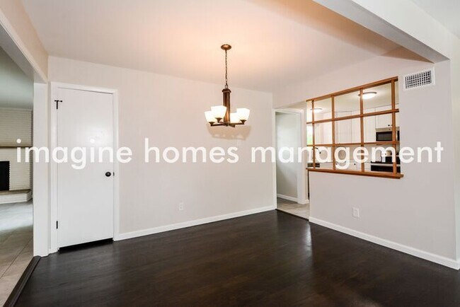 Building Photo - 3 Bed 2 Bath Newly-Renovated and Pet-Frien...
