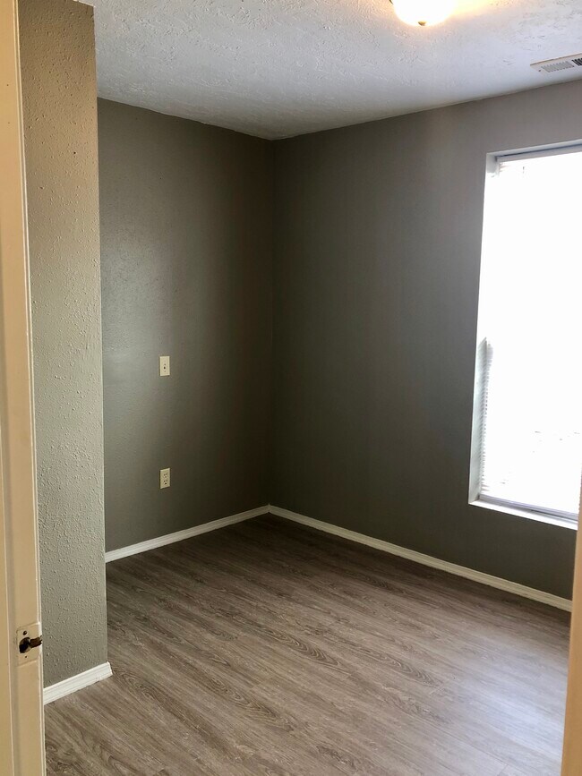 Dormitorio pequeño orientado al norte - 105 W 2nd St