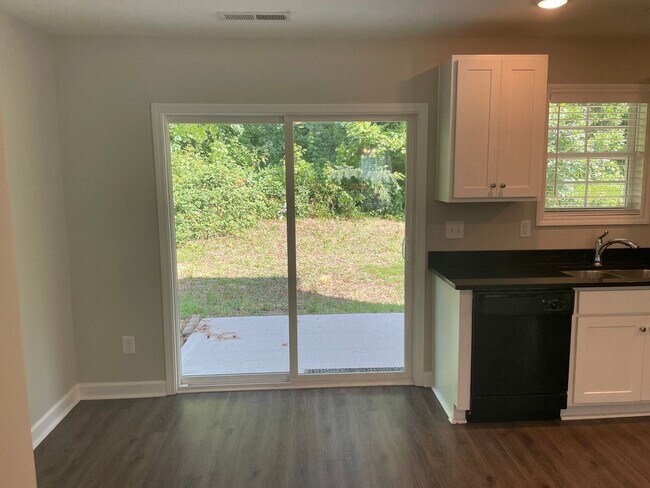 Foto del edificio - Newer townhouse in hot Kannapolis!