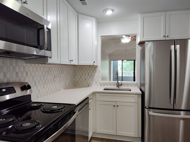 Building Photo - Charming, fully renovated 2 bedroom, 2 bat...