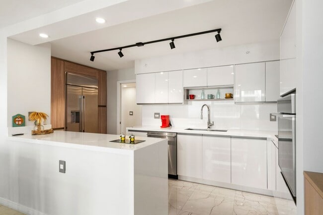 Foto del edificio - 5757 Collins Ave