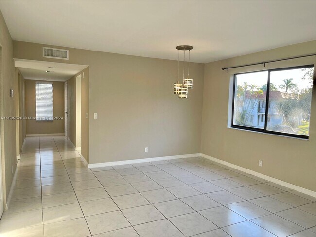 Foto del edificio - 304 Racquet Club Rd