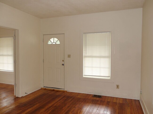 Building Photo - Remodeled 3BR/1BA House off of Taylor Blvd.