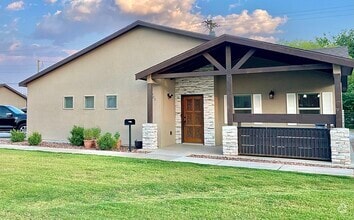 Building Photo - 703 Santa Fe Trl E