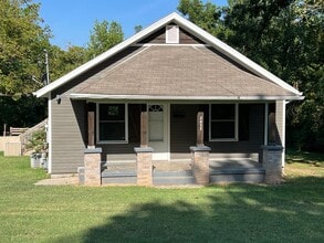 Building Photo - 2433 N Albertha Ave