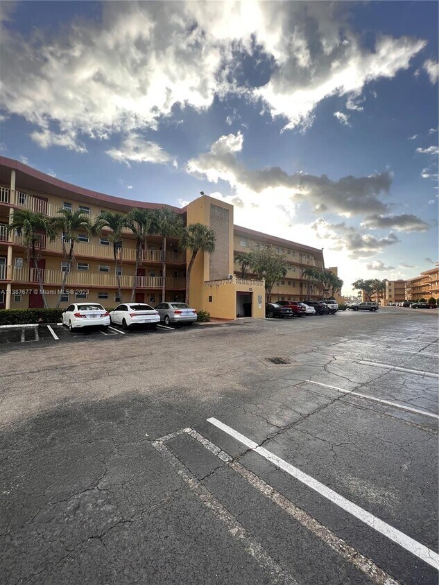 443 NE 195th St Unit 244, Miami, FL 33179 Condo for Rent in Miami, FL