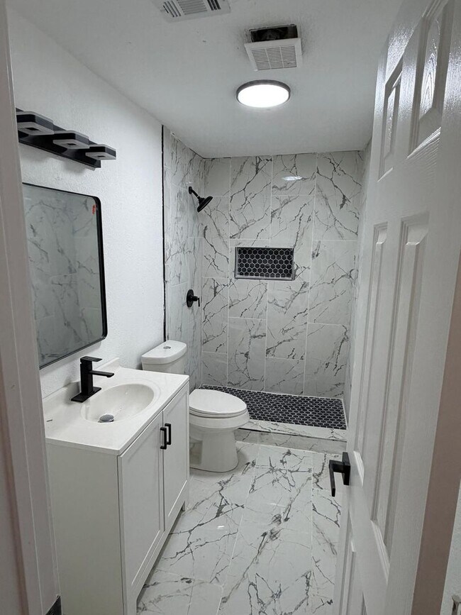 Foto del edificio - BEAUTIFUL HOME IN HOUSTON. MOVE IN READY!.
