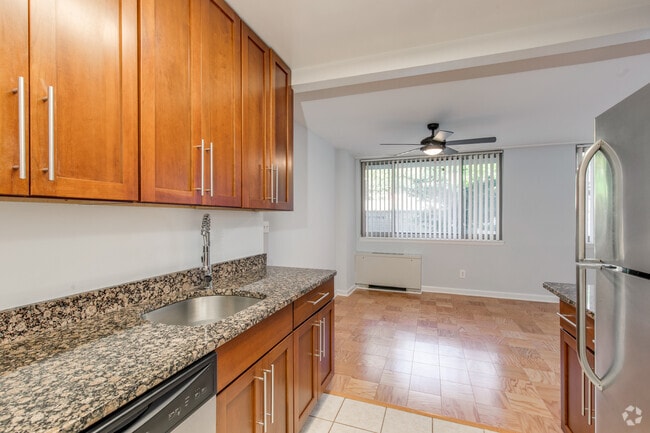 1BR, 1BA - 740SF - 2112 New Hampshire Avenue Apartments