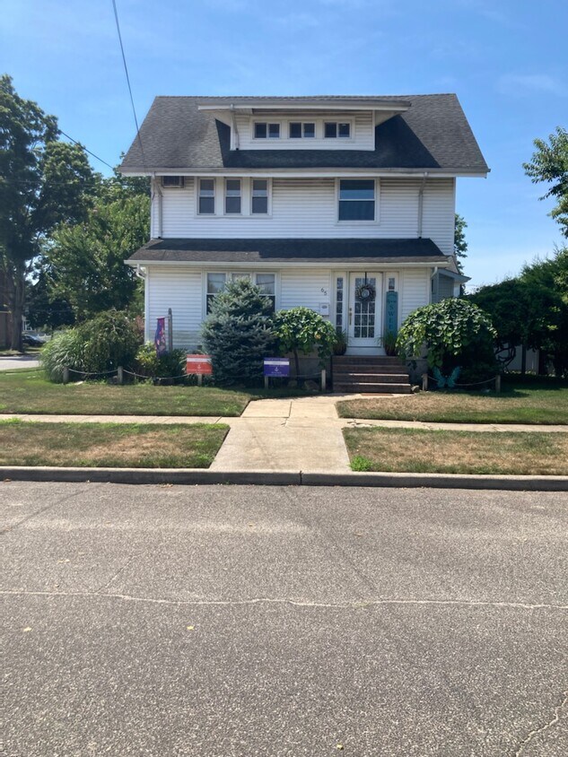 65 W Windsor Pky Unit 2nd fl, Oceanside, NY 11572 Apartments in