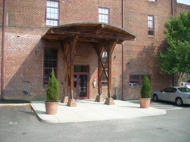 Building Photo - -- AVAILABLE AUGUST 8TH -- 2 BR / 2 BA Spe...