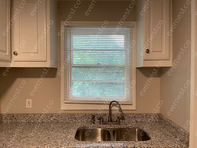 Foto del edificio - 3 BED & 1 BATH / PET FRIENDLY / S8 ACCEPTED