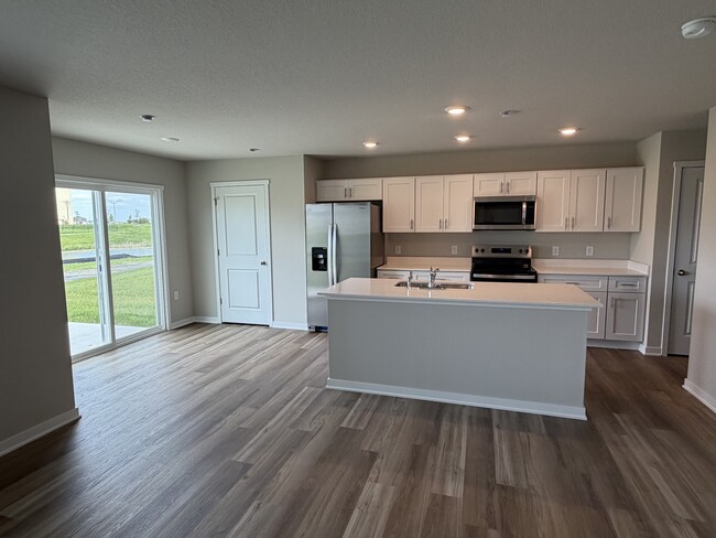 Building Photo - 17021 Persimmon Ln
